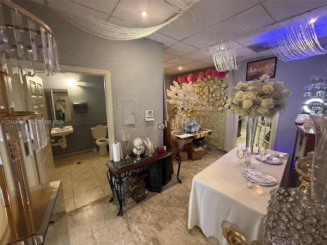 5921 NW 176th St 9, Hialeah, FL 33015