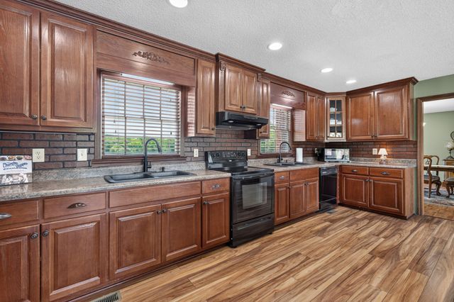 45 Boning Rd, Fayetteville, TN 37334