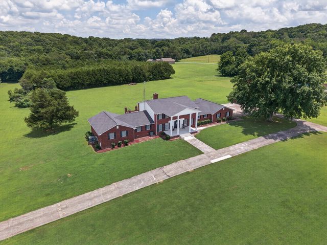 45 Boning Rd, Fayetteville, TN 37334