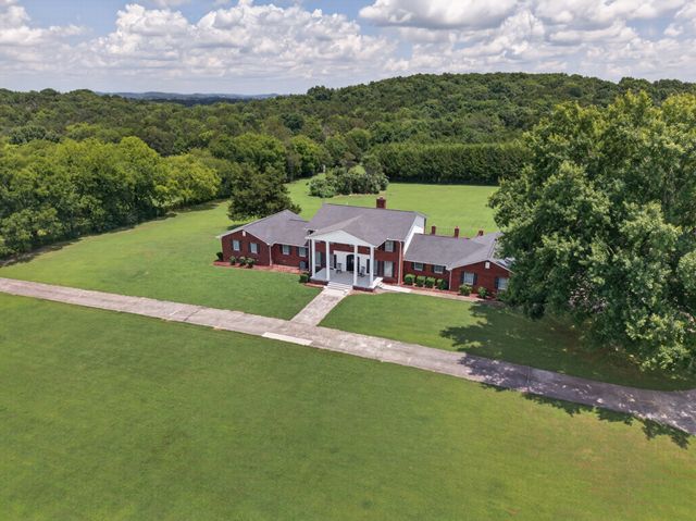 45 Boning Rd, Fayetteville, TN 37334