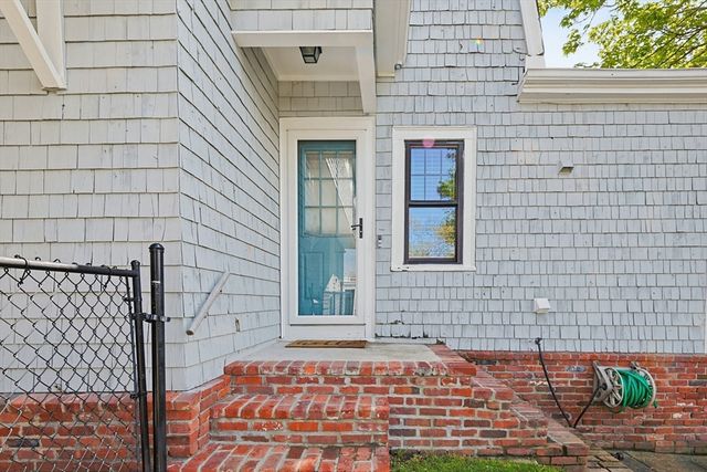 97 Middle Rd, Acushnet, MA 02743