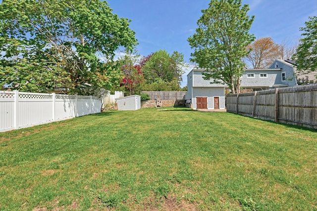 97 Middle Rd, Acushnet, MA 02743