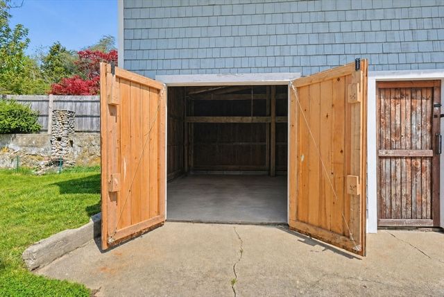 97 Middle Rd, Acushnet, MA 02743