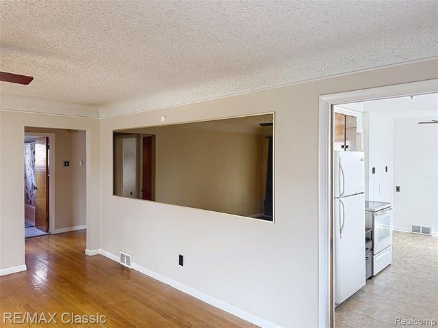 8842 Merriman Road, Livonia, MI 48150