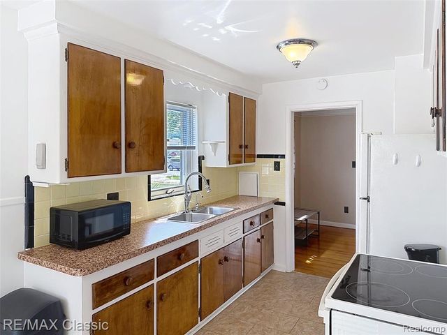 8842 Merriman Road, Livonia, MI 48150