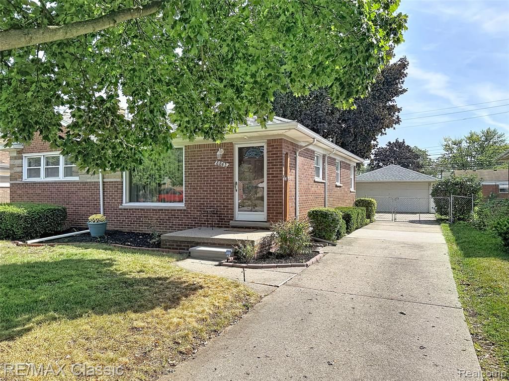 8842 Merriman Road, Livonia, MI 48150