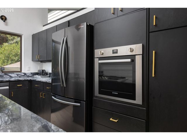 600 ISLAND Dr 18, Gleneden Beach, OR 97388