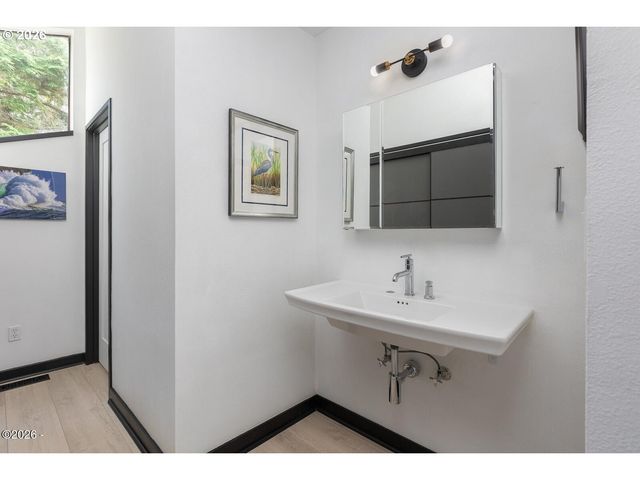600 ISLAND Dr 18, Gleneden Beach, OR 97388