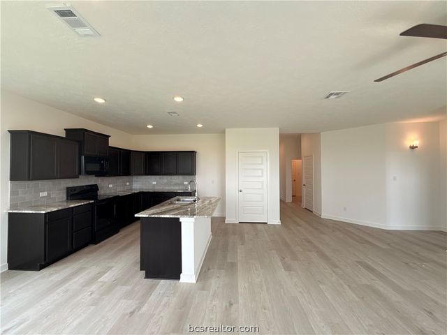 402 Harvest Lake Drive, Snook, TX 77878