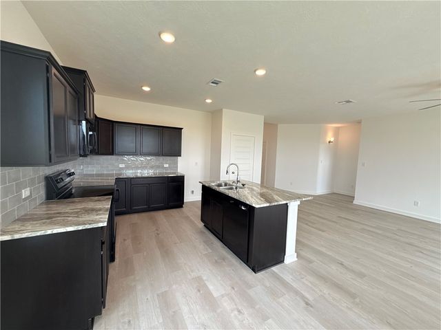 402 Harvest Lake Drive, Snook, TX 77878