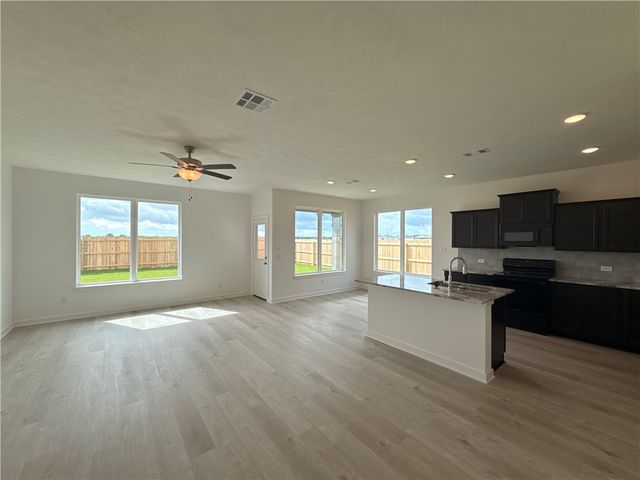 402 Harvest Lake Drive, Snook, TX 77878