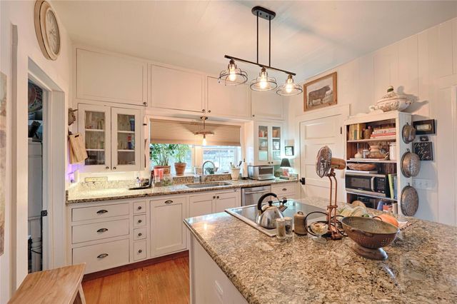 307 W Market ST, Fayetteville, TX 78940