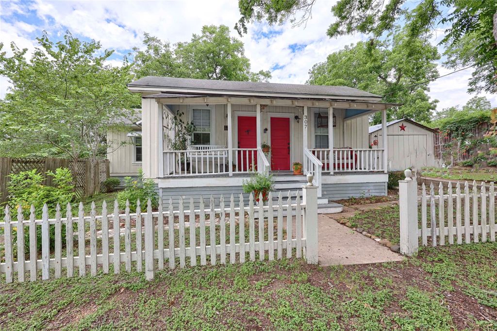 307 W Market ST, Fayetteville, TX 78940
