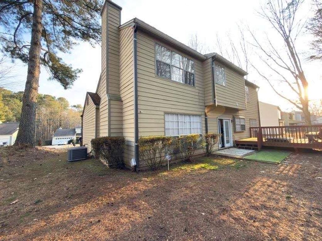 Image 28 of property listing at 1990 Surrey Hill Circle, Lawrenceville, GA 30044