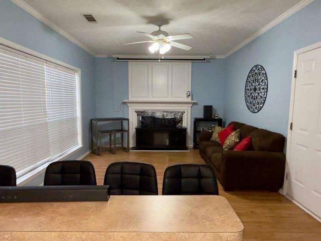 Image 7 of property listing at 1990 Surrey Hill Circle, Lawrenceville, GA 30044