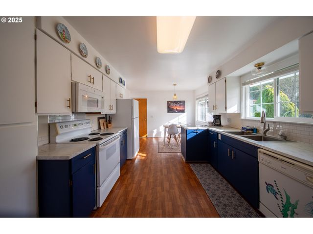 16281 CHAPMAN Ln, Brookings, OR 97415