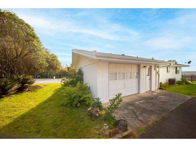 16281 CHAPMAN Ln, Brookings, OR 97415