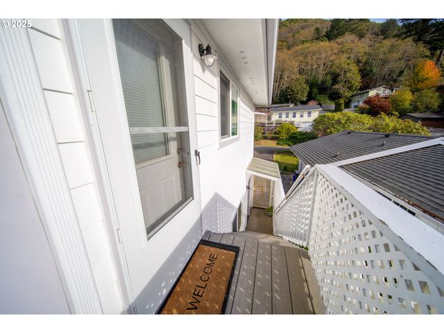 16281 CHAPMAN Ln, Brookings, OR 97415