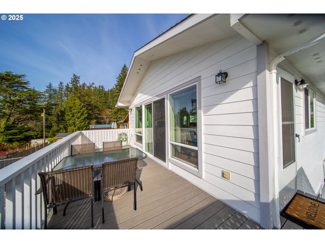 16281 CHAPMAN Ln, Brookings, OR 97415