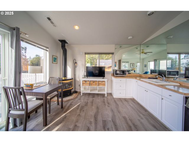 16281 CHAPMAN Ln, Brookings, OR 97415