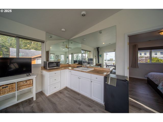 16281 CHAPMAN Ln, Brookings, OR 97415