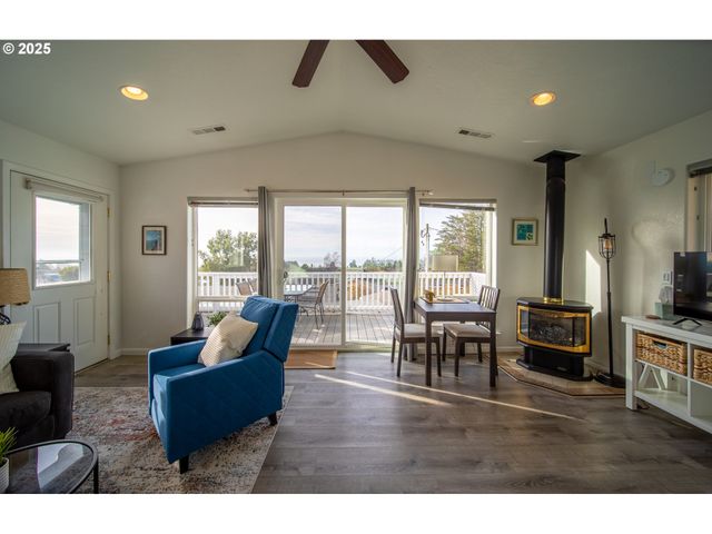 16281 CHAPMAN Ln, Brookings, OR 97415