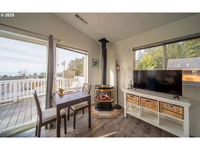 16281 CHAPMAN Ln, Brookings, OR 97415