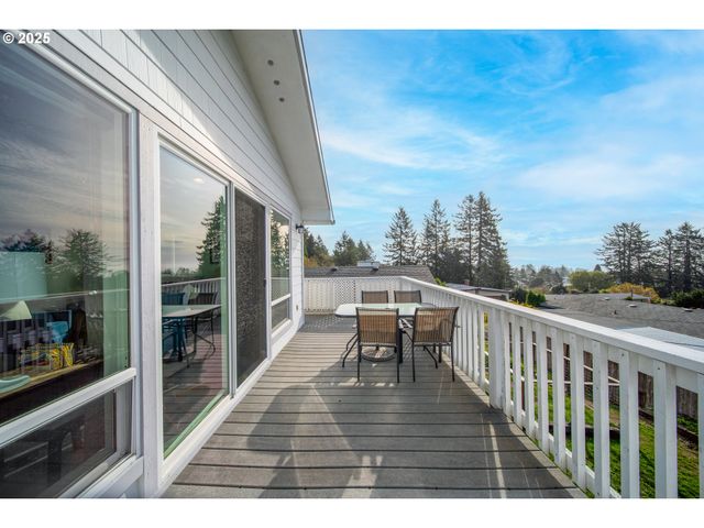 16281 CHAPMAN Ln, Brookings, OR 97415