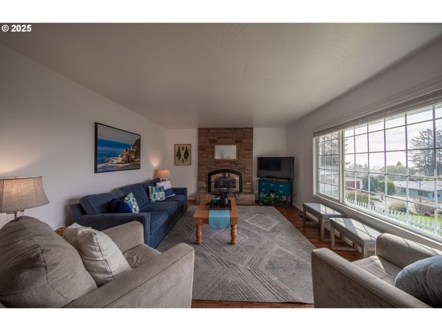 16281 CHAPMAN Ln, Brookings, OR 97415