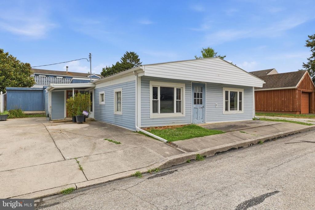 374 MAPLE AVE, Hanover, PA 17331
