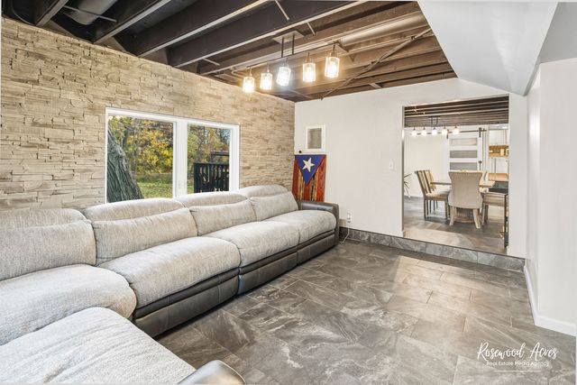 328 N Brookshore Drive, Shorewood, IL 60404