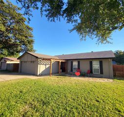 1900 San Saba Lane, Arlington, TX 76006