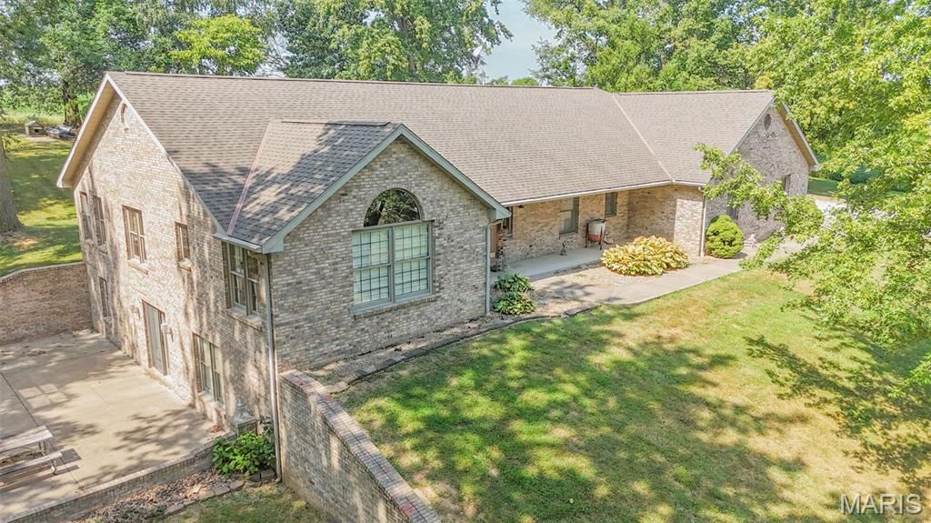 Image 1 of property listing at 25409 415th Street, Pittsfield, IL 62363