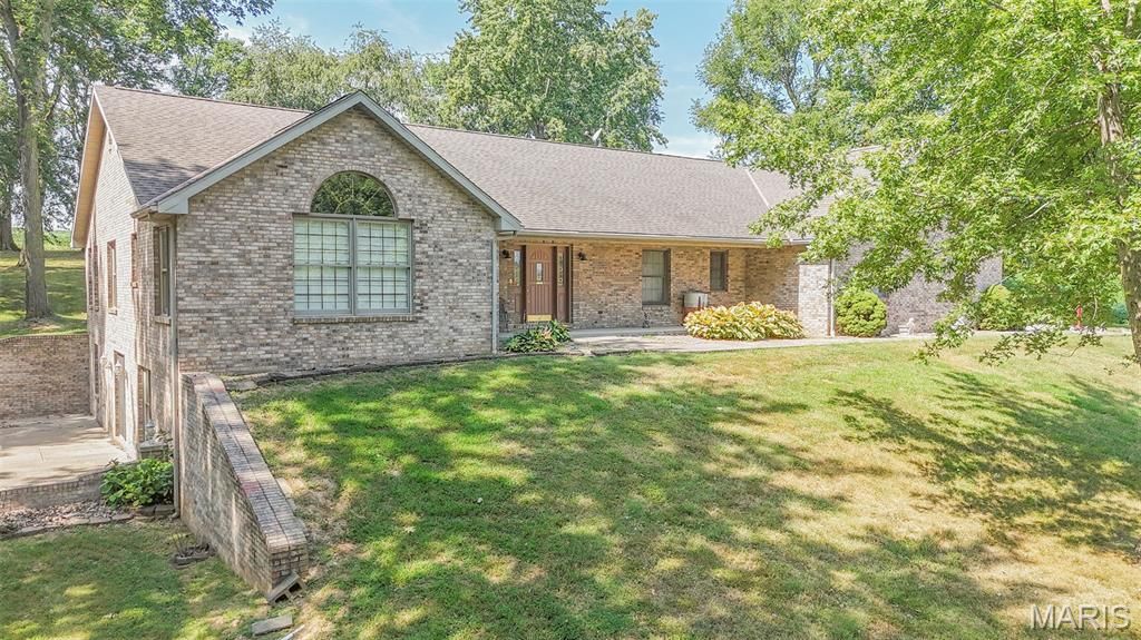 Image 2 of property listing at 25409 415th Street, Pittsfield, IL 62363