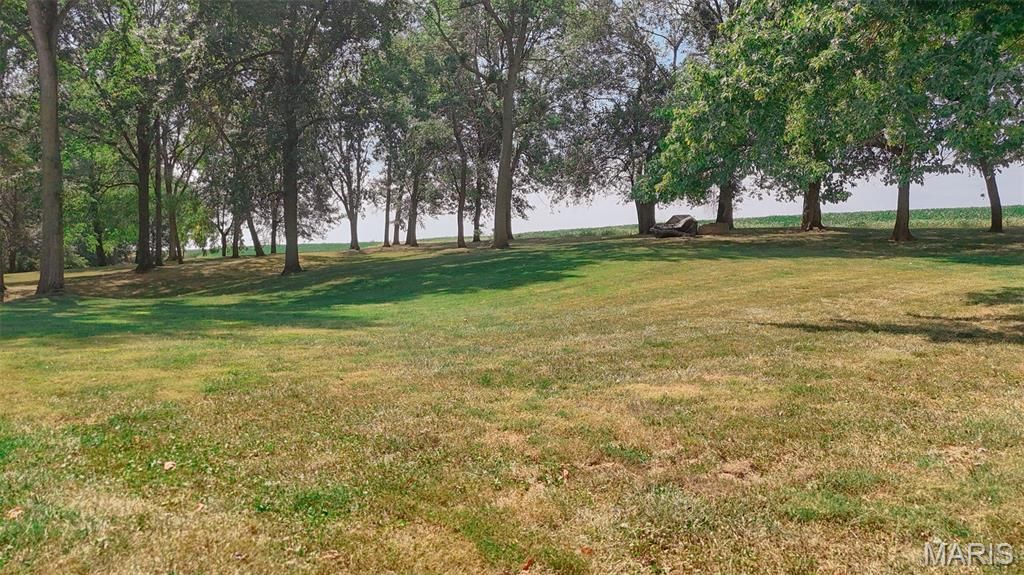 Image 11 of property listing at 25409 415th Street, Pittsfield, IL 62363