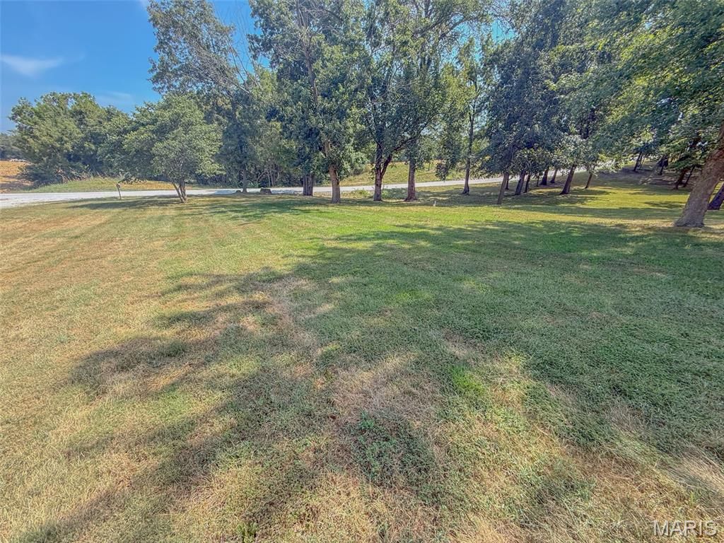 Image 12 of property listing at 25409 415th Street, Pittsfield, IL 62363