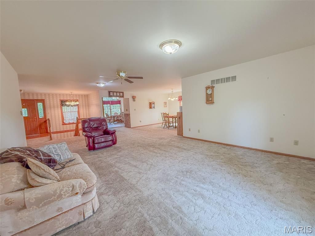 Image 14 of property listing at 25409 415th Street, Pittsfield, IL 62363