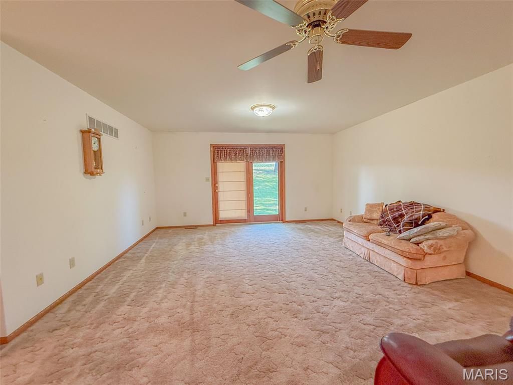 Image 15 of property listing at 25409 415th Street, Pittsfield, IL 62363