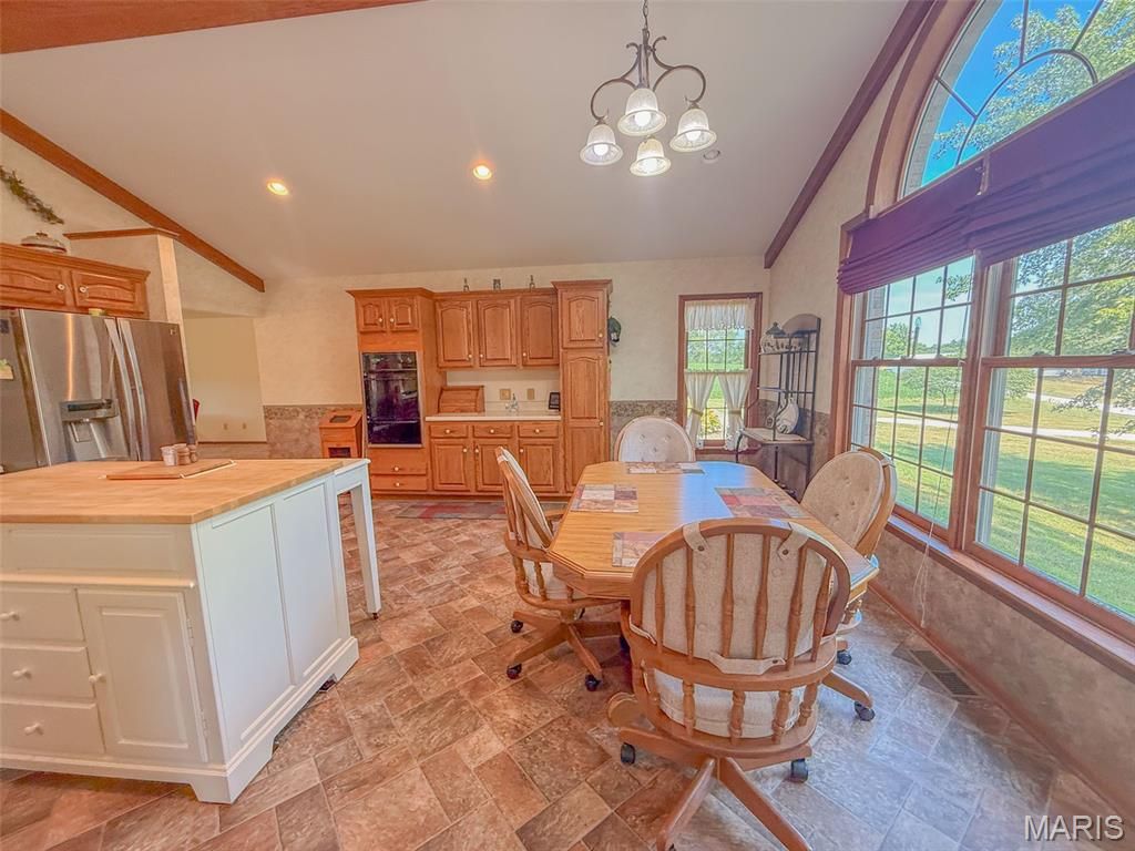 Image 18 of property listing at 25409 415th Street, Pittsfield, IL 62363