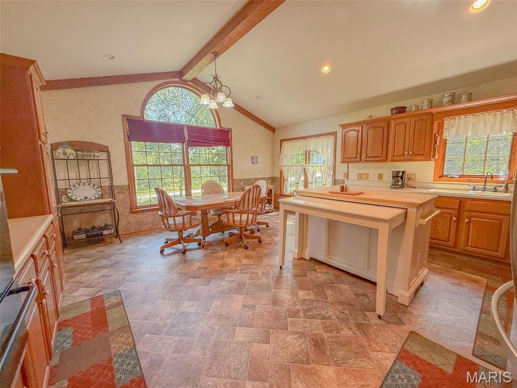 Image 19 of property listing at 25409 415th Street, Pittsfield, IL 62363