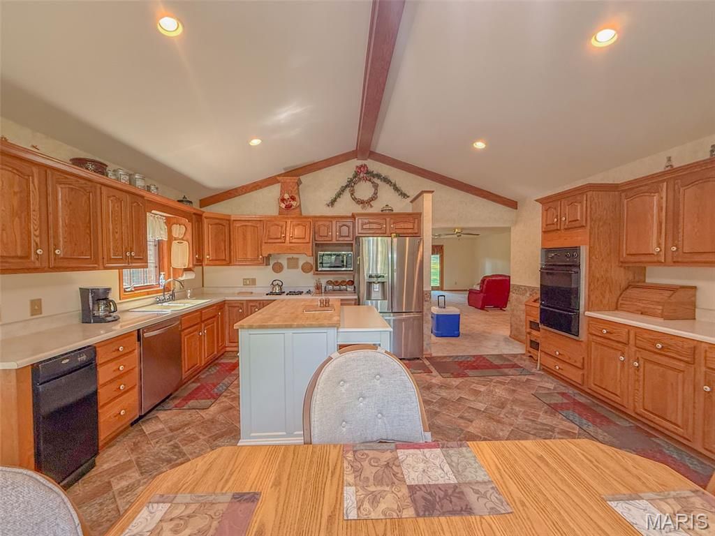 Image 20 of property listing at 25409 415th Street, Pittsfield, IL 62363