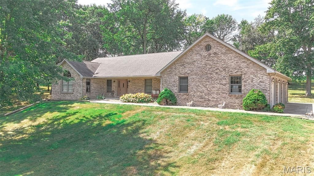 Image 3 of property listing at 25409 415th Street, Pittsfield, IL 62363