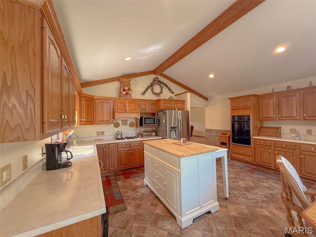 Image 21 of property listing at 25409 415th Street, Pittsfield, IL 62363
