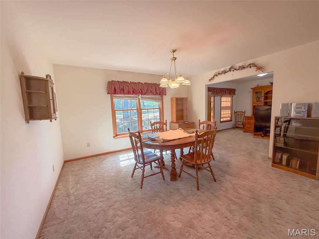 Image 23 of property listing at 25409 415th Street, Pittsfield, IL 62363