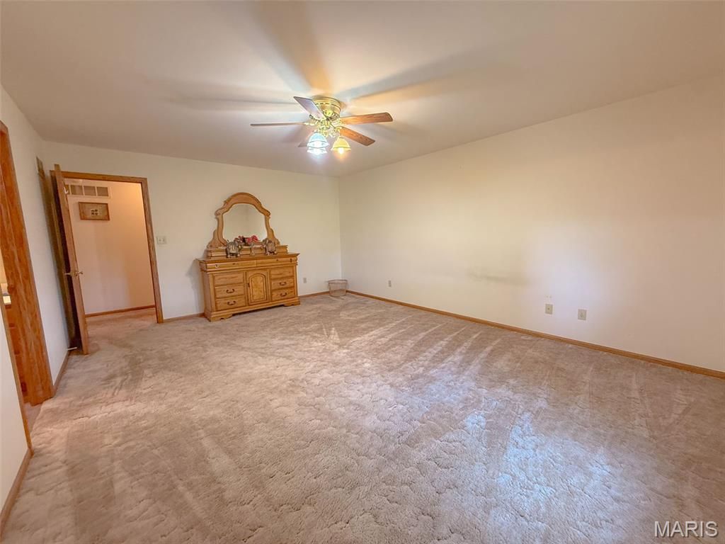 Image 29 of property listing at 25409 415th Street, Pittsfield, IL 62363
