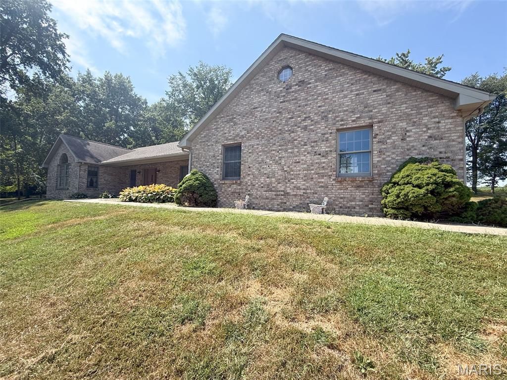 Image 4 of property listing at 25409 415th Street, Pittsfield, IL 62363