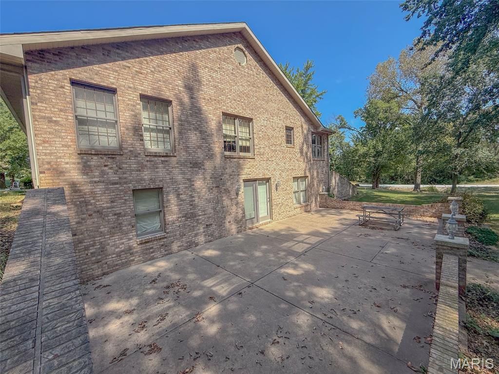 Image 5 of property listing at 25409 415th Street, Pittsfield, IL 62363