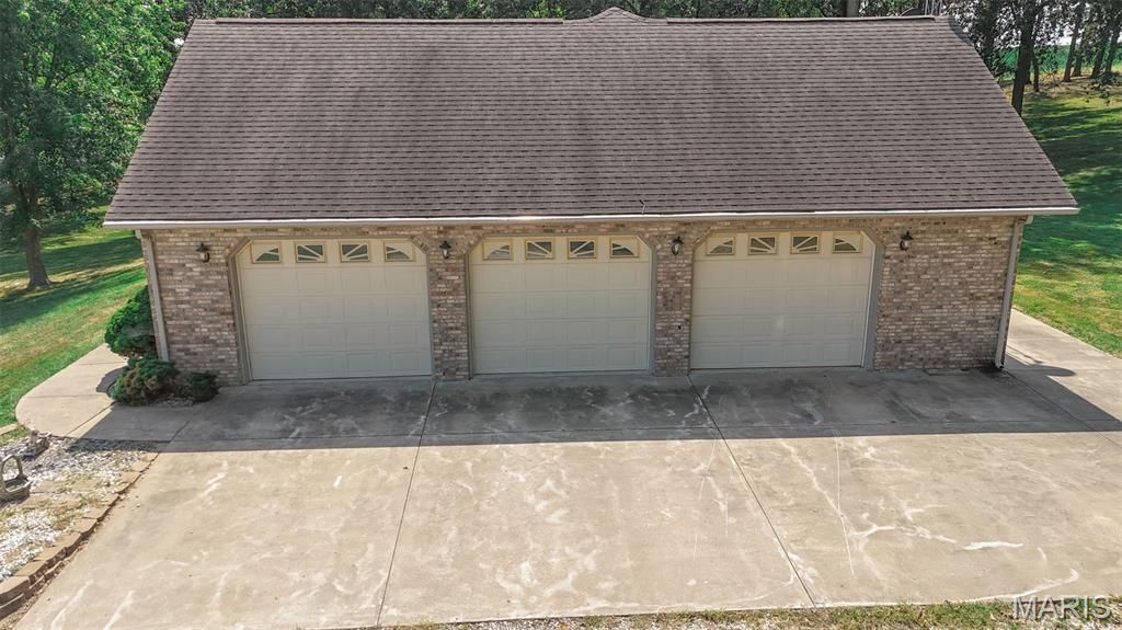 Image 6 of property listing at 25409 415th Street, Pittsfield, IL 62363