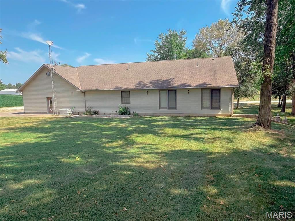 Image 7 of property listing at 25409 415th Street, Pittsfield, IL 62363