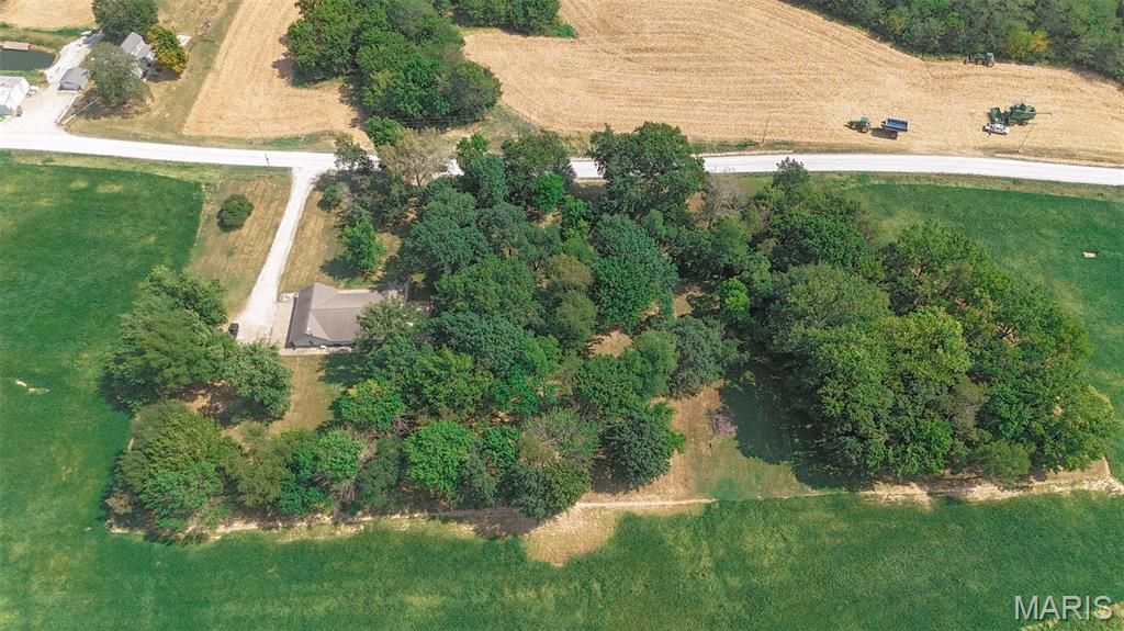 Image 8 of property listing at 25409 415th Street, Pittsfield, IL 62363